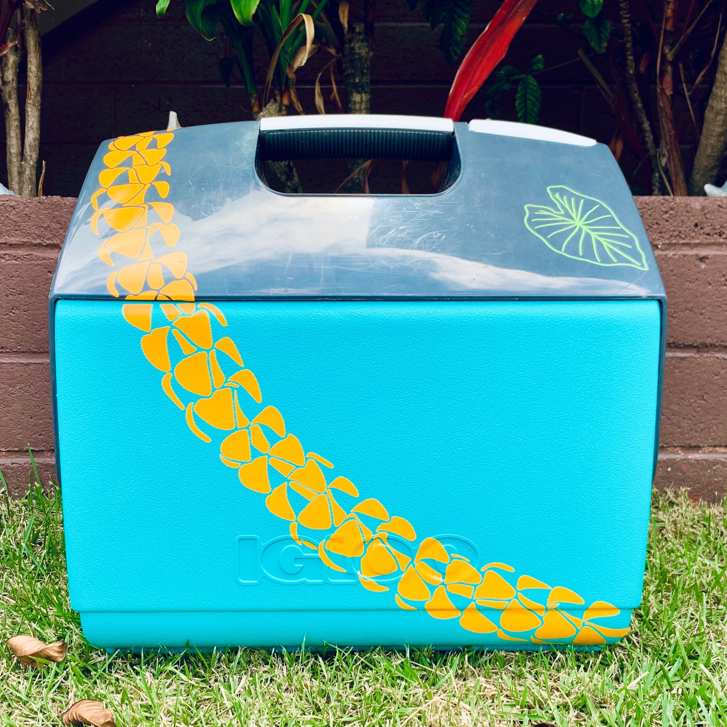 Pepili Hoʻololi | Lei Pua Kenikeni Decal